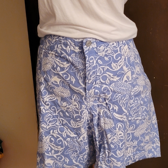 Women's Shorts - Picture 3 of 3